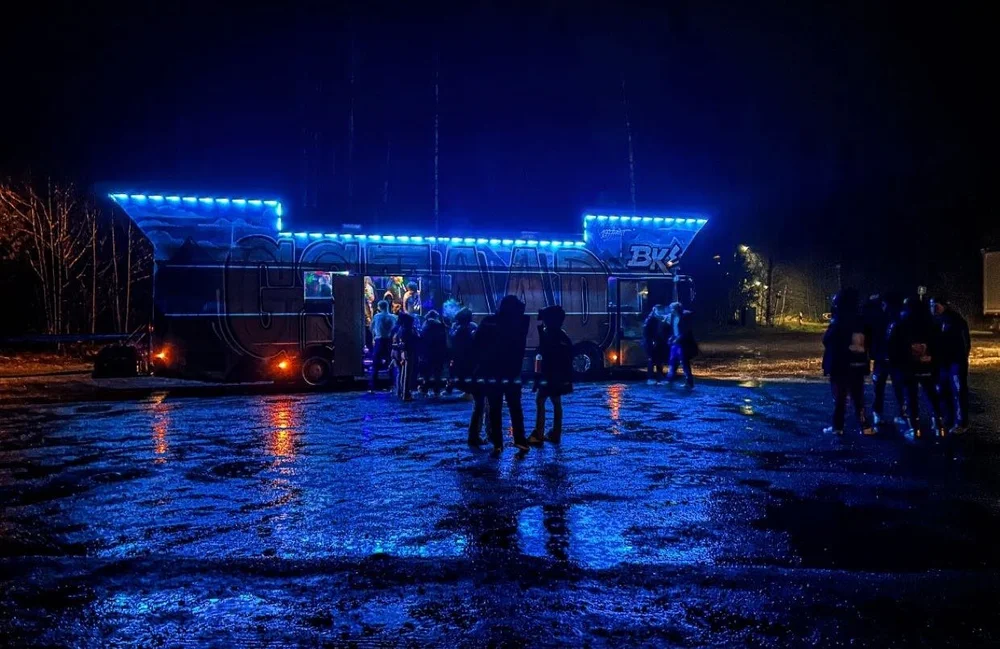 Lyd, lys og strøm russebuss.webp