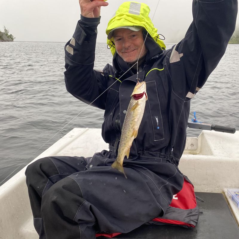 man with a trout 3 pk Autosett Medium med dobber .jpeg