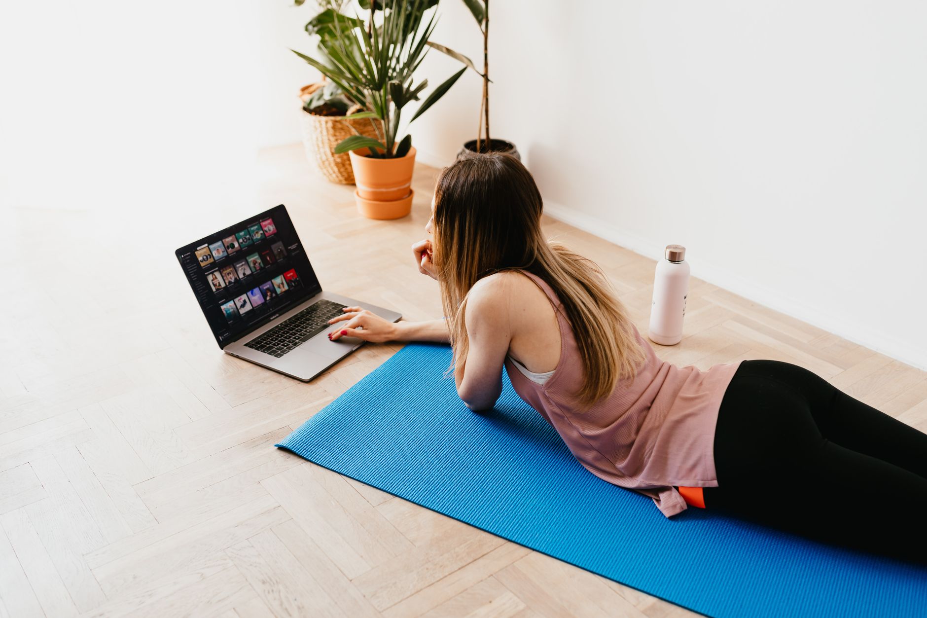 Hvordan kan nettbasert yoga st&oslash;tte ved stress?