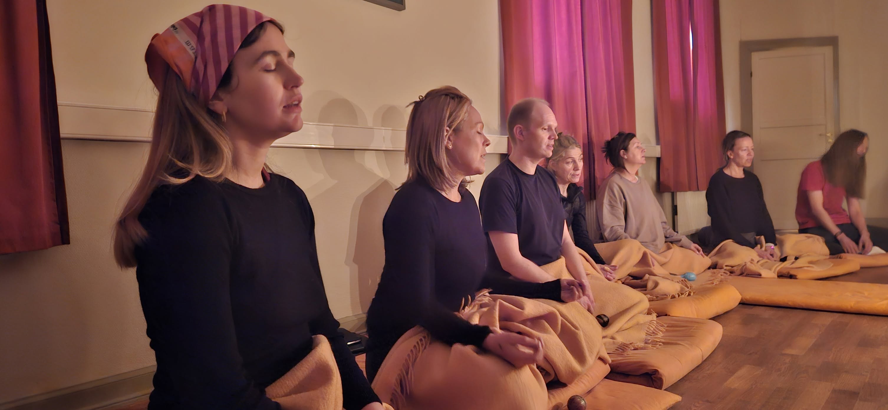 yoga og meditasjon gruppe.jpg